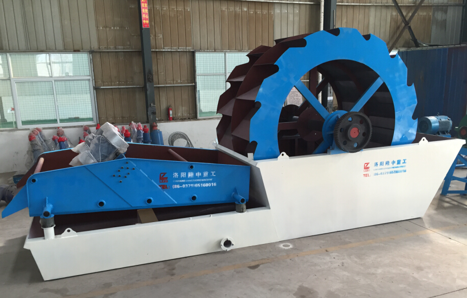 Sand washing machine with dewatering screen