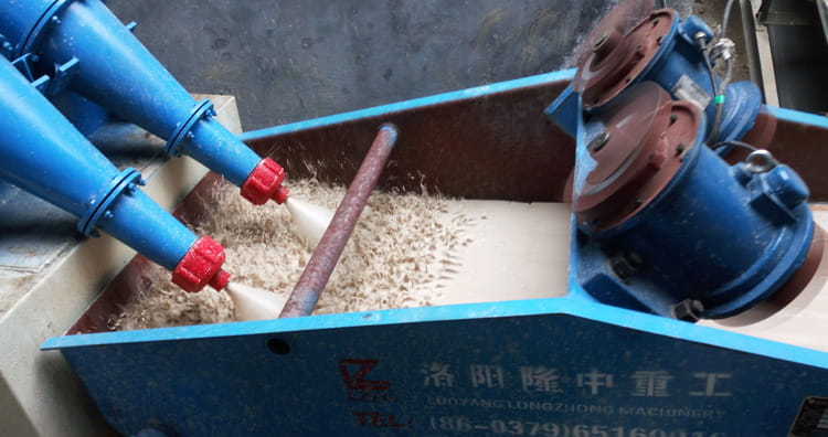 Tailings dewatering screen in sludge treatment